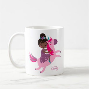 Cute Black HLED Girl Riding på Unicorn Kaffemugg