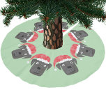 Cute Black Hund i Santa Hat Julgransmatta Borstad Polyester<br><div class="desc">Vattenfärgning av söt svart hundar i jultomten på en grönt av äpple,  perfekt för djurälskare. Originalkonst av Nic Squirrell.</div>