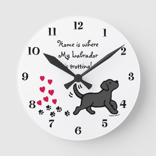 Cute Black Labrador Trotting Clock Rund Klocka (Framsida)