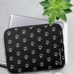 Cute Black och Grått Pet Paw Skriv ut Laptop sleev Laptop Fodral<br><div class="desc">Min svarta katt går över min bärbara dator hela tiden och oavsett hur många gånger jag ber henne att inte göra det,  hon ignorerar mig och går över den ändå. Lägg till ditt namn till den här söta pråmen mönster laptop sleeve och låt katten gå över den också.</div>