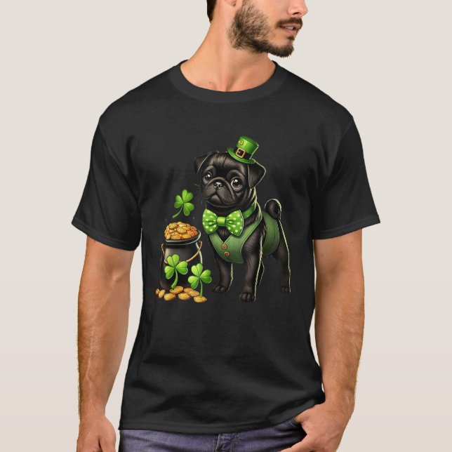 Cute Black Pug Leprechaun St Patricks Day Shamrock T Shirt (Framsida)