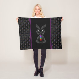 Cute Black Rabbit med Chakra Rainbow Soul Fleecefilt