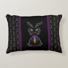 Cute Black Rabbit med Chakra Rainbow Soul Prydnadskudde