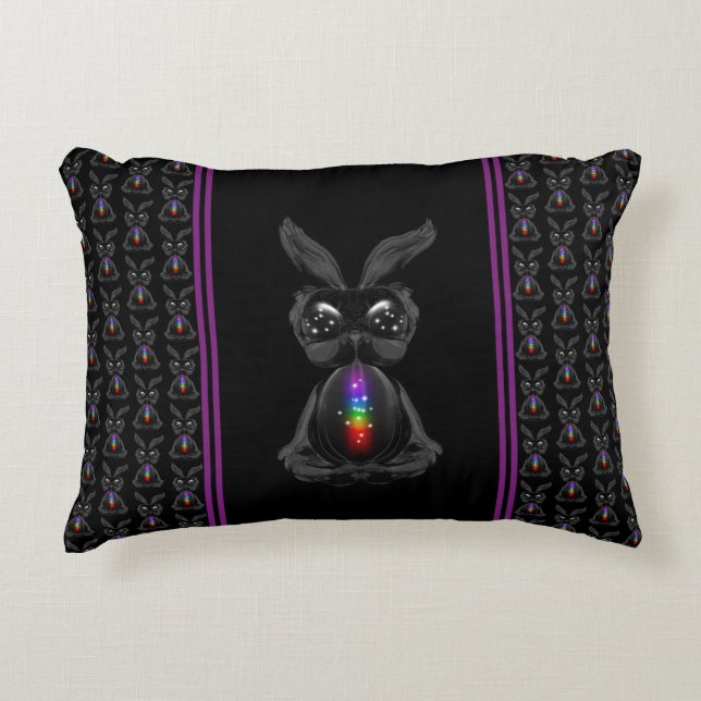 Cute Black Rabbit med Chakra Rainbow Soul Prydnadskudde (Framsidan)