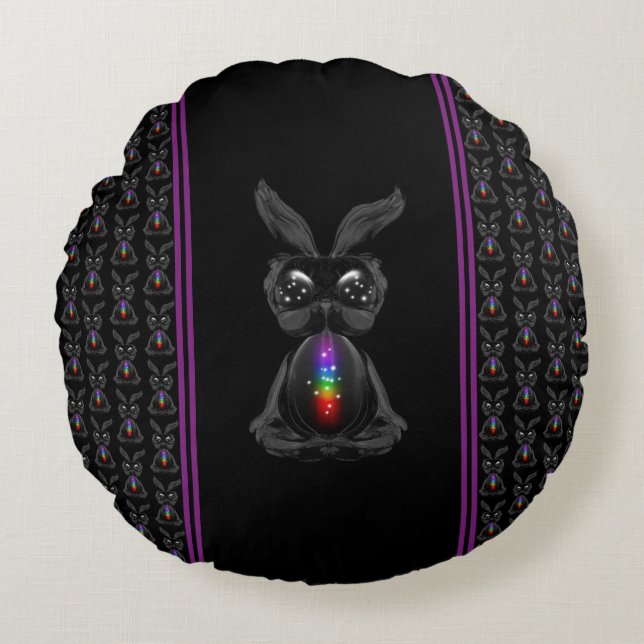 Cute Black Rabbit med Chakra Rainbow Soul Rund Kudde (Framsidan)