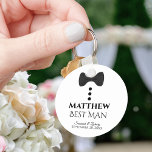 Cute Black Tie Tuxedo Best Man bröllopsförmån Nyckelring<br><div class="desc">Den här nyckelkedjan för roligt är designad som en gåva till din bästa man. Har en söt mock tuxedo-design med en svart bukslips och knappar på vit bakgrund. Texten lyder "Bäste man" och har en ställe för namn tillsammans med namn för bröllop-paret och datumet bröllop. Underbart sätt att tacka honom...</div>