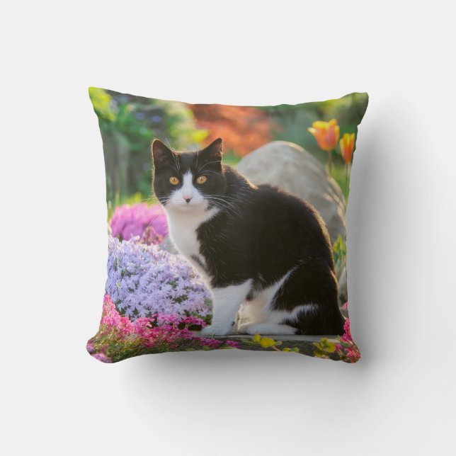 Cute Black White Cat i ett färgat blomsterkläder Kudde (Framsida)