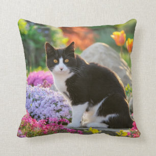 Cute Black White Cat i ett färgat blomsterkläder Kudde