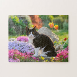 Cute Black White Cat i ett färgat blomsterkläder Pussel