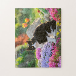 Cute Black White Cat i ett färgat blomsterkläder Pussel
