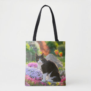 Cute Black White Cat i ett färgat blomsterkläder Tygkasse