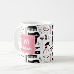 Cute Black White Hair Stylist Mönster Monogram Kaffemugg<br><div class="desc">Monogrammat kaffe mugg för barber eller hårstylist med ett sött mönster av kammar, hårtorkar, saxar, spray flaskor, hårspreja, stift, platt järn och hårtrimmare i svart och vitt med rosa. Anpassa med ditt första och namn i det moderna vita typsnitt på en rosa etikett.</div>