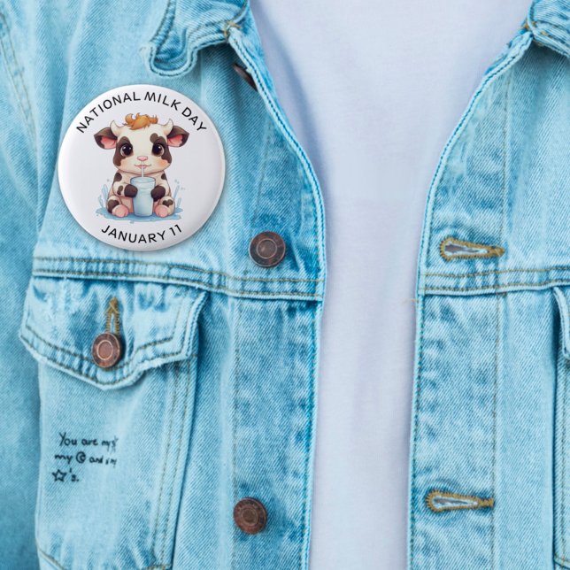 Cute Black & White Kawaii Baby Cow Drinking Mjölk Knapp (Skapare uppladdad)