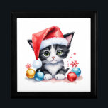 Cute Black & White Kitten i jultomten Minnesask<br><div class="desc">Vit och svart kattunge som bär jultomtens hatt sitta bland Juldekorationer på denna smyckeskrin av träkipsaka.</div>