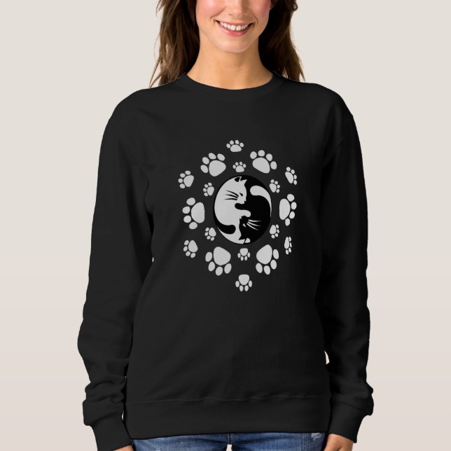Cute Black & White Yin Yang Cats Paw Print Mandala T Shirt (Framsida)