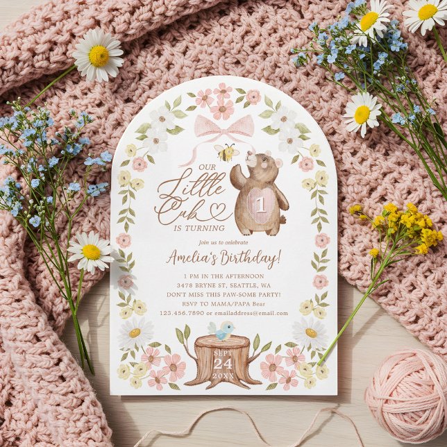 Cute Blommigt Woodland Bear Little Unge 1:a födels Inbjudningar (Cute Floral Woodland Bear Little Cub 1st Birthday Invitation)