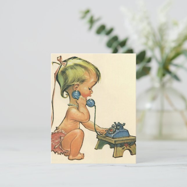 Cute Blond Girl pratar om Mobil inbjudan till Leks (Stående Fram)