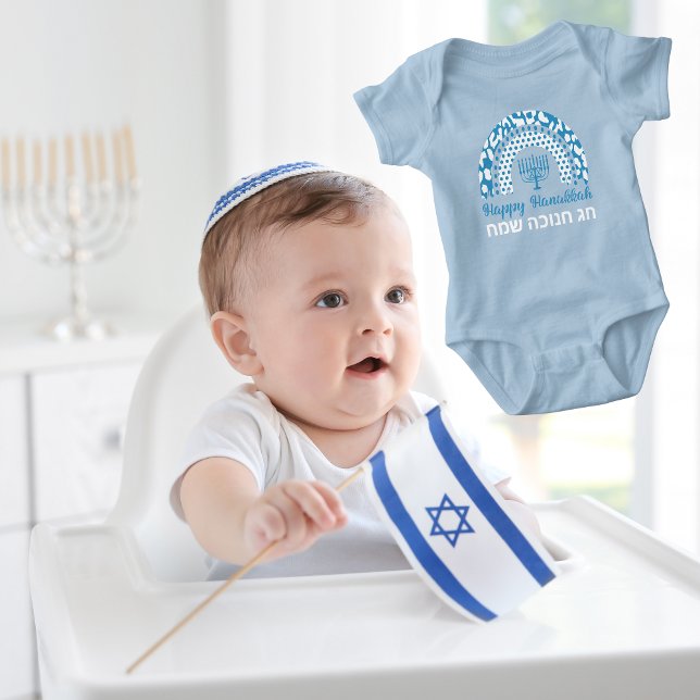 Cute Blue and White Menorah Hebrew Lycklig Hanukka T Shirt (Skapare uppladdad)