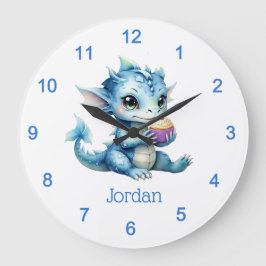 Cute Blue Baby Dragon Eatera en cupkaka Stor Klocka