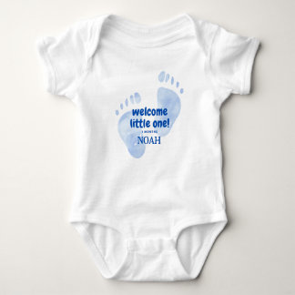 Cute Blue Baby Feet Welcome Little One Nursery Des T Shirt
