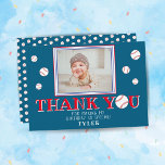 Cute Blue Baseball Boll Sports Birthday Photo Tack Kort<br><div class="desc">Cute Blue Baseball Boll Sports Birthday Photo Tackto You Card för barn. Tack för för barn - flicka eller pojke, särskilt för första och andra födelsedag. Utformningen har små och stora baseballar. Bakgrunden är blå. Anpassa kortet med ditt foto och namn. Du kan också ändra tackmeddelandet och skriva ditt eget....</div>