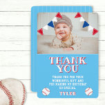 Cute Blue Baseball Kids Photo Birthday Tack Kort<br><div class="desc">Tack för att du kort för barn för att tacka deras vänner och familj. Ett enkelt tack för att du tog för barn - en pojke eller en flicka. Kortet har ett basebolltema - två basebollar och röd, blå och vit buntning flaggor. Bakgrunden är blå. Anpassa kortet med barnfoto och...</div>