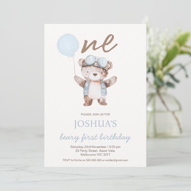 Cute Blue Brown Beary First Birthday Bear Birthday Inbjudningar (Stående Fram)