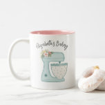 Cute Blue Business Bakery Mixer Två-Tonad Mugg<br><div class="desc">En söt blå kakmixer med blommor dekorerar mugg. Kommer också i Rosa! Anpassa den till bageriföretaget namn. Designad för dig av Blackberry Boulevard.</div>