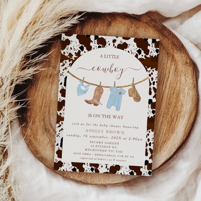 Cute Blue Clothesline Cow Print Cowboy Baby Shower Inbjudningar (Cowboy Baby Shower Invitation Template, Cow Print Cowboy Baby Shower Invitation, Western Clothesline)