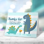 Cute Blue Dinosaurs Kawaii Whimsical Boy Birthday Tack Kort<br><div class="desc">"Tack för att du smet förbi". En roligt, visuell och lekfull bild av en söt, fet, kawaii, turkos blå brontosaurus, marin blå t-rex och roligt, handskriven typografi över en ljusblå och vit strimlad bakgrund ger dig en uppskattning. En coola av typen "raster" och din anpassningsbar finns inuti. Säg tack till...</div>