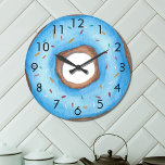Cute Blue Donut Stor Klocka<br><div class="desc">Den här söta roligtens väggklocka är dekorerad med en vattenfärgsklåda med sprinkler. Perfektens gåva till en åsna älskare! Ursprunglig vattenfärg © Michele Davies.</div>