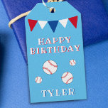 Cute Blue Kids Boy Baseball Birthday Presentetikett<br><div class="desc">Cute Blue Kids Boy Baseball Birthday Gift-Märkre. Cute baseball-födelsedagspresent märkre för barn. Utformningen har basebollar och buntar flaggor i rött,  vitt och blått färg mot blå bakgrund. Anpassa den här födelsedagskalendern med ett barns namn. märkre.. Underbar för en pojke som kärlek baseboll och andra sporter.</div>