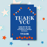 Cute Blue och Orange Sports Basketball Birthday Tack Kort<br><div class="desc">Cute Blue and Orange Sports Basketball Birthday Tack för ditt kort. Basketboll var ett tack för för barn - flicka och pojke. Konstruktionen har korgbollar och buntar flaggor i orange och vitt färg. Bakgrunden är blå. Anpassa kortet med ditt barns namn. Du kan också ändra tacktexten och meddelandet och skrivan...</div>