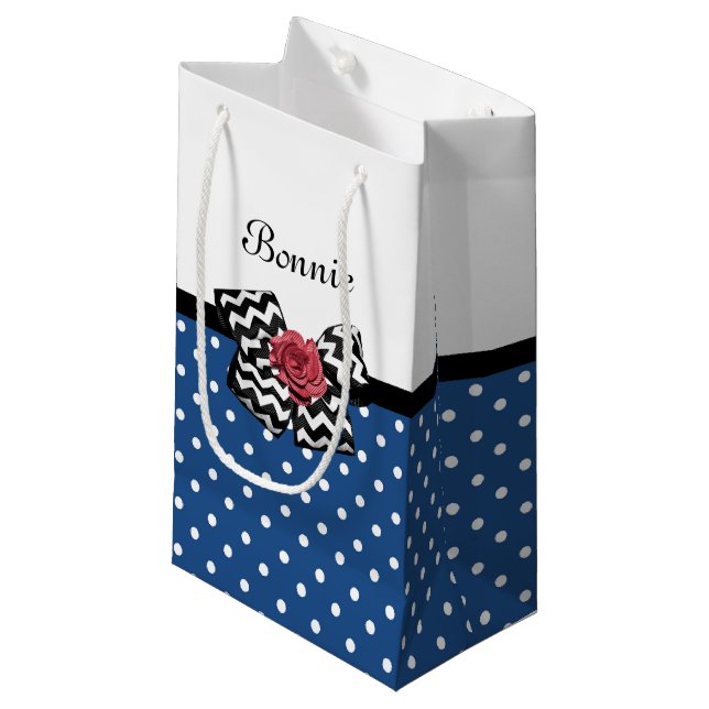 Cute Blue Polka dots Röd ros Chevron Bow och Namn (Framsidan Vinklad)