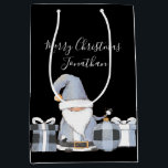 Cute Blue Santa Gnome med gåvor<br><div class="desc">Personlig och enkel! En bra Santa Gnome-design med anpassningsbar Hälsning och Recipient namn på framsidan,  från och ger namn på baksidan!</div>