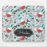 Cute Blue Sushi Mönster Musmatta<br><div class="desc">Kawaii Japanska sushi mönster på blå bakgrund dekorerar denna munsbit.  Mönster har sushi,  ris,  sojasås,  chopsticks med mera. En roligt mönster för en sushi älskare. Designad för dig av Blackberry Boulevard.</div>