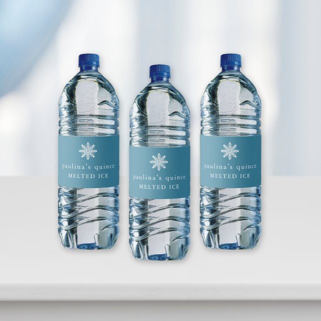 Cute Blue White Meled Ice Snowflake Quinceanera Vattenflaskor Etikett (Elegant blue "melted ice" water bottle labels for a wonderland quinceanera celebration.)