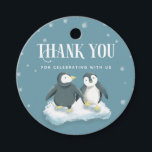 Cute Blue Winter Wonderland Penguins Baby Shower Gåvor Etiketter<br><div class="desc">Vintertemat babydusch för daglig vinter är en bricka som illustrerar penguiner på ett isberg. I texten står det: "Tack för att du firar med oss." Perfekt för en pojkdusch under julets helgdag.</div>