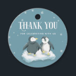 Cute Blue Winter Wonderland Penguins Baby Shower Gåvor Etiketter<br><div class="desc">Vintertemat babydusch för daglig vinter är en bricka som illustrerar penguiner på ett isberg. I texten står det: "Tack för att du firar med oss." Perfekt för en pojkdusch under julets helgdag.</div>