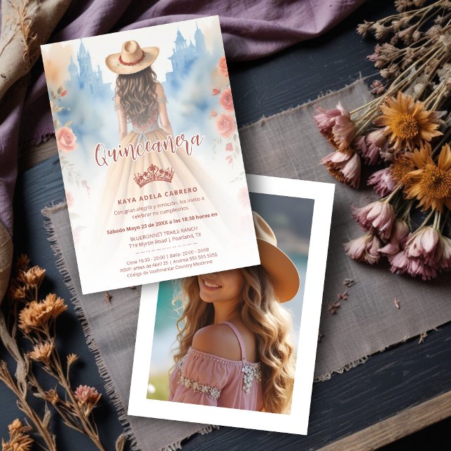 Cute Boho Cowgirl Charming Quinceañera with Inbjudningar (Cute Boho Cowgirl Charming Quinceañera with Hat Invitation Cards in Spanish with Back Custom Photo.)