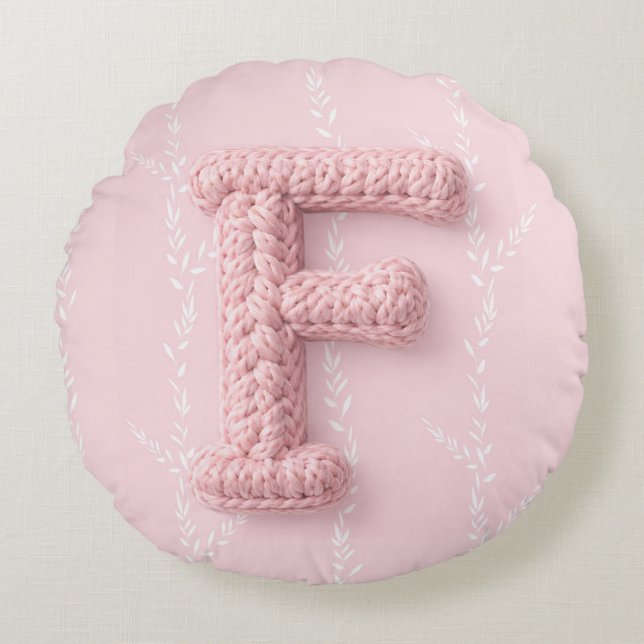 Cute boho pink crocheted letter F Round Pillow Rund Kudde (Framsidan)