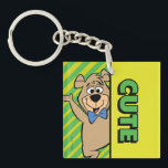 Cute Boo-Boo Bear<br><div class="desc">Lägg till ett litet charm med den här fina Boo Bear-designen! Med Yogi Bear's lovvärda sidekick med ett glatt uttryck och hans namnteckning blåa skål, pockar den här teckningen med ljusa färger och fetstilt typografi som stavar "CUTE" i en roligt, lekfull stil. Den pulserande bakgrunden för grönt och gult ger...</div>