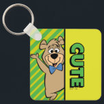 Cute Boo-Boo Bear Nyckelring<br><div class="desc">Lägg till ett litet charm med den här fina Boo Bear-designen! Med Yogi Bear's lovvärda sidekick med ett glatt uttryck och hans namnteckning blåa skål, pockar den här teckningen med ljusa färger och fetstilt typografi som stavar "CUTE" i en roligt, lekfull stil. Den pulserande bakgrunden för grönt och gult ger...</div>