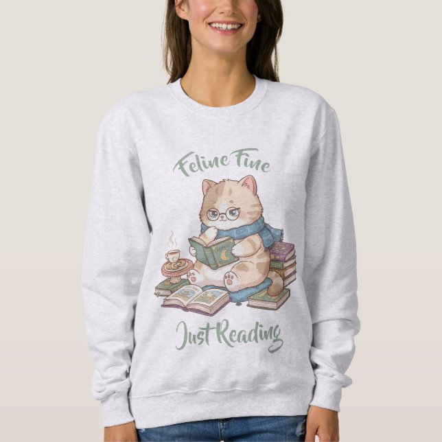 Cute Book Lover Sweater Cozy Cat Reading T Shirt (Framsida)