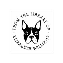 Cute boston skräcker från bibliotek vid bok namn