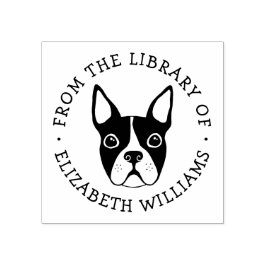 Cute boston skräcker från bibliotek vid bok namn stämpel