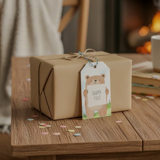 Cute boy Bear med Blommigt Krona Tack Presentetikett (Cute bear thank-you gift tag on brown kraft wrapped present, perfect for heartfelt gifting occasions)