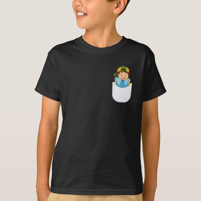 Cute Boy Reading I Vector Pocket Design T-Shirt (Framsida)