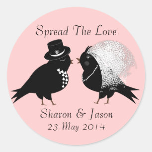 Cute Bride och Groom Whimsical Love birds Runt Klistermärke