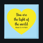 Cute Bright Gult Heart Light of the World Blue Magnet<br><div class="desc">Den här lysande magneten med känsel och bra har ett gult hjärta och Jesus underbara ord.</div>